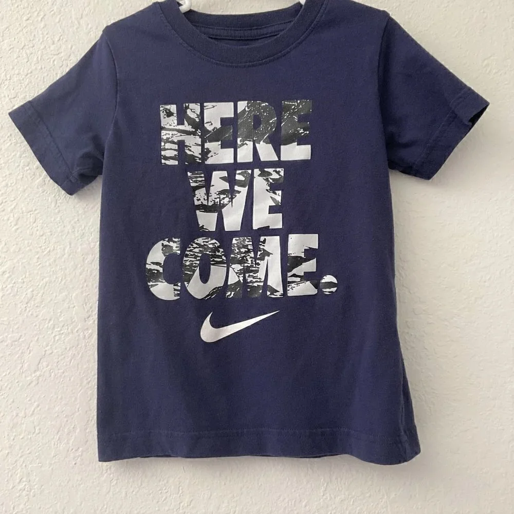 NIKE BOYS SWOOSH ‘HERE WE COME’ SHORT SLEEVES T-SHIRT